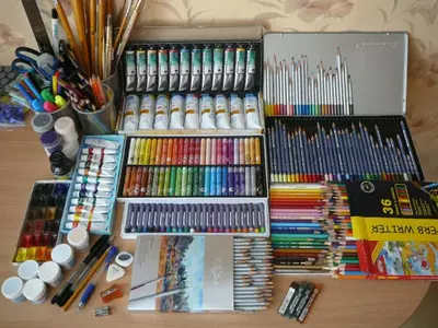 Художественные принадлежности